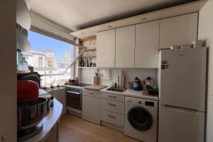 Apartment with balcony Eiffel Tower view