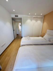 Luxury Renovated Apartment Stunning Views Pool and Golf resort 5star