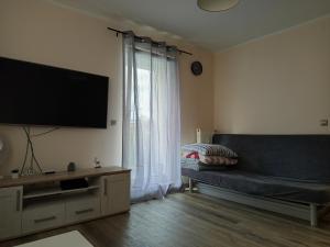Odkryta Warszawa! - prywatne mieszkanie, samodzielne zameldowanie, private studio balcony, free wifi, smart tv 55", parking, self check in - Warsaw North