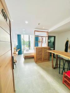 407MSNK Maison Luxe Studio w Balcony & Kitchen