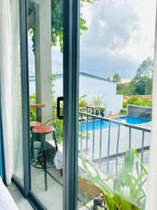 407MSNK Maison Luxe Studio w Balcony & Kitchen