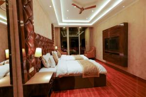 Grand Him Queen AC Room