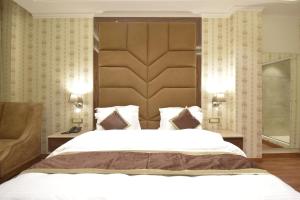 Grand Him Queen AC Room