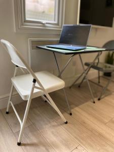 Heathrow Airport 10 mins drive l FREE SECURE PARKING l Tiny House with Courtyard