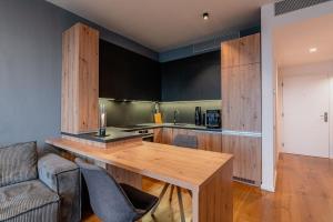 SKY PARK Apt - Castle View - Free Parking