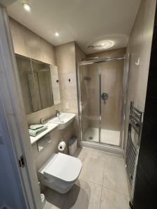 Bright and Airy Two-Bedroom Apartment in E14