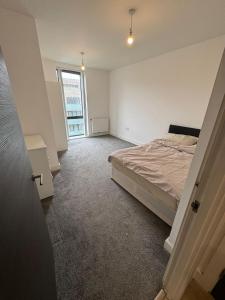 Bright and Airy Two-Bedroom Apartment in E14