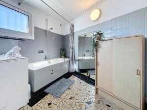 Maisons de vacances Holiday Home Les Volets Bleus by Interhome : photos des chambres