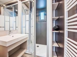 Maisons de vacances Holiday Home Chalet moderne La Baule-Guerande by Interhome : photos des chambres