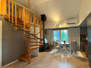 Charmig stuga nära Dammsjön