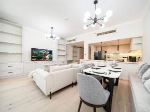 Luxurious 2 Bed Waterfront Living at Marina Quays