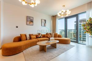 Direct Marina Waterfront Access, Walking Distance to JBR Beach and Steps from Metro and Tram stations - VIDA Residences Dubai Marina by Deluxe Holiday Homes - 4hvězdičkové hotely ve městě Dubaj