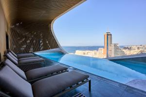 Contemporary City Staycation - 16th Floor Apartment