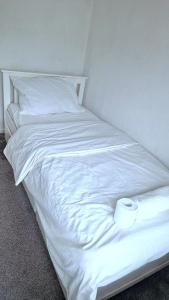 Rooms in a home, walking distance to tube station