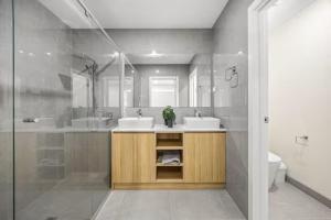 Modern Family Home by the Beach, St Leonards & Sleeps 10