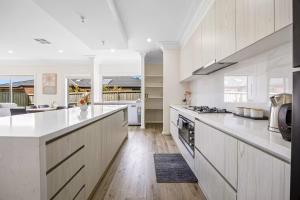 Modern Family Home by the Beach, St Leonards & Sleeps 10