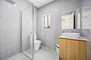 Modern Family Home by the Beach, St Leonards & Sleeps 10