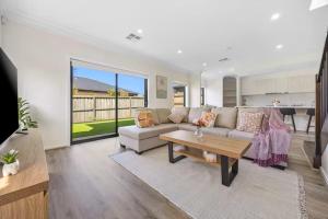 Modern Family Home by the Beach, St Leonards & Sleeps 10