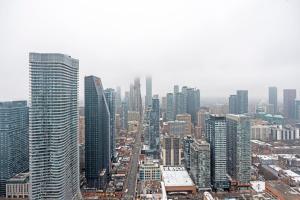 New Modern 1Bd & Den in Downtown Toronto