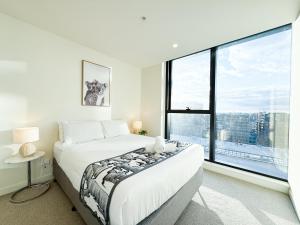 Minimalist One Bedroom Living in CBD