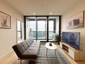 Minimalist One Bedroom Living in CBD