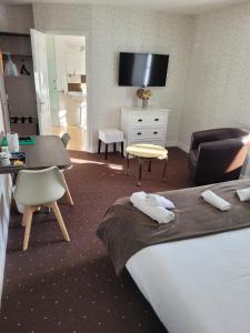 Hotels Hotel Logis Au Moyne de Saire : Chambre Double Confort avec Douche