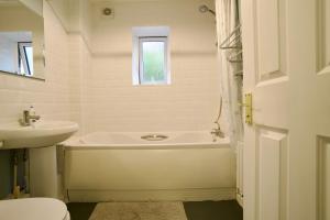 Bright, stylish & cosy 2-Bed Flat in Canning town