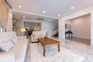 Luxury Bungalow TTDI, 16-22pax, Swimming Pool, One Utama