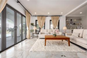 Luxury Bungalow TTDI, 16-22pax, Swimming Pool, One Utama
