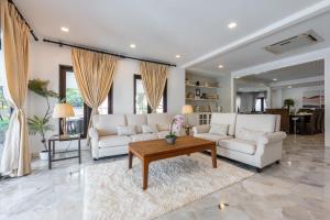 Luxury Bungalow TTDI, 16-22pax, Swimming Pool, One Utama