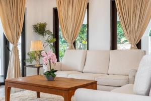 Luxury Bungalow TTDI, 16-22pax, Swimming Pool, One Utama