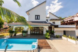 Luxury Bungalow TTDI, 16-22pax, Swimming Pool, One Utama