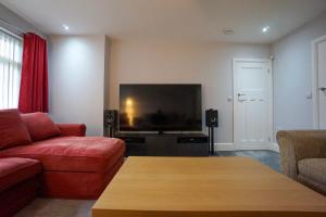 Stunning 7-Bed Home in Lichfield