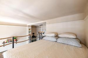 Rustic Gallery Apartment with Panoramic View and AC