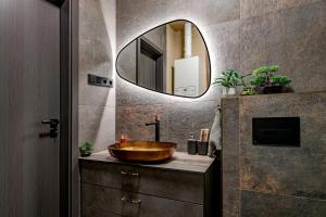 Rustic Gallery Apartment with Panoramic View and AC