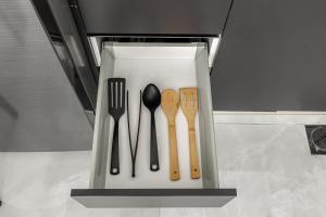 stylish 1BR Pearlz Pool & Gym Near Metro