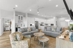 Pet Friendly Beach House - The Great White Florida House by Panhandle Getaways