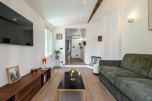 Magnifique et lumineux 3 pieces dans le carre dor