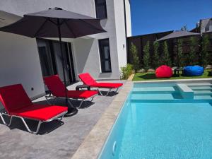 villa Amethyst, private pool with heating and salt water