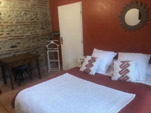 Appartements Domaine de la Terrasse : Chambre Double - Vue sur Jardin