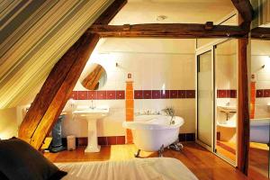 Hotels Logis Hotel Le Relais Louis XI : photos des chambres