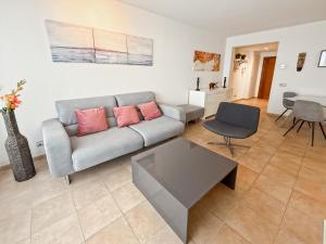 Amplio piso con parking y piscina cerca del mar