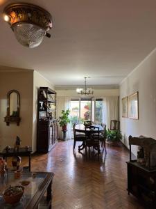 Habitación doble, excelente ubicación, con patio