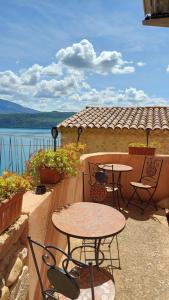 B&B / Chambres d'hotes chambres d-hotes Les Fenieres : Chambre Double avec Salle de Bains Privative