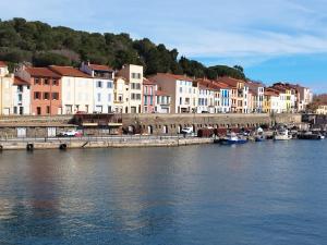 T 2 tout confort avec terrasse vue mer et montagne.