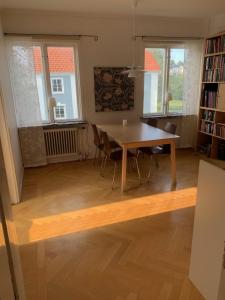 Rymlig ljus lägenhet i lugnt område nära centrum