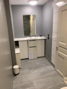 Rymlig ljus lägenhet i lugnt område nära centrum