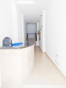 apto centro comodo 3 piso -- 1