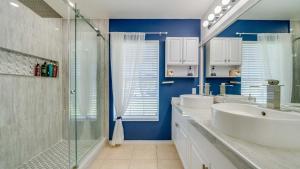 Cozy 4 Bed Home with Hot Tub Near Burnt Store