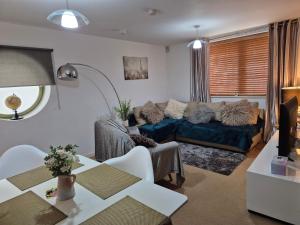 2 bed GF Docklands Apartment - Free Parking for 1 car